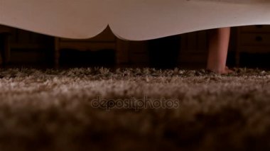 Sevimli küçük kız gece, 4 k yatağın altında bir şey arıyorum