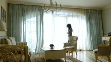 İleri ve geri rahat bir daire pencere üzgün kadın