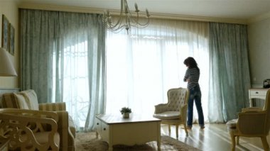 İleri ve geri rahat bir daire pencere üzgün kadın