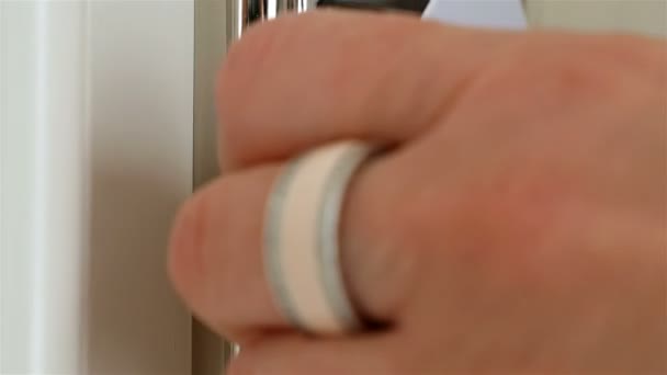 Vrouw swipes een key-card op een veilige deur en de kamer binnenkomt in een hotel, close-up — Stockvideo
