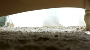 Sabah, kamera yatağın altında temas yatağın ayak dışarı getting kadın