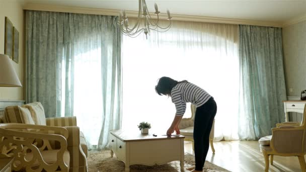 Mujer poniendo las llaves del coche en la mesa revisando las facturas del hogar — Vídeos de Stock