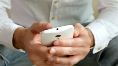 Adam el cep telefonu dokunmatik ekran, yakın kullanarak