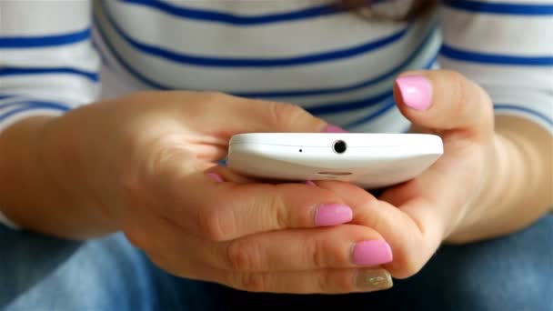 Женщина руки с помощью мобильного телефона сенсорный экран, закрыть — стоковое видео
