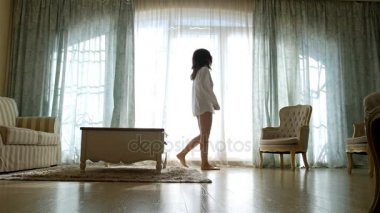 Kadın gömlek ileri ve geri boyunca rahat bir daire pencere