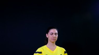 Kadın futbol futbol hakem penaltı kırmızı kart siyah arka plan üzerine, 4 k gösterir.