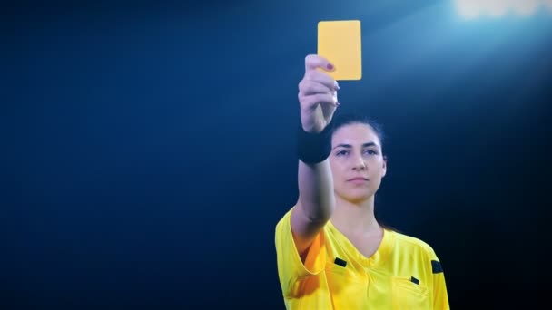 Nő foci foci játékvezető sárga, mint a piros lapot mutatja a büntetés, és küldött játékos a fekete háttér, 4k — Stock videók