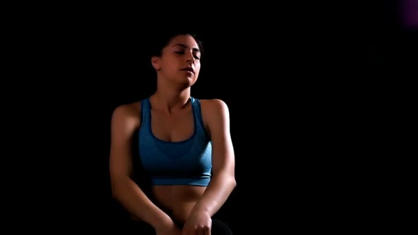 Женщина делает вдох усталый устал разочарован после бокса ногами, черный фон, замедленная съемка — стоковое видео