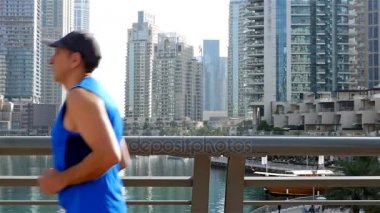 Dubai Yat Limanı içinde sabah yavaş Koşu koşan atletik fitness adam