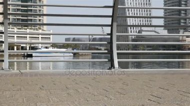 Dubai Yat Limanı içinde sabah yavaş Koşu çalıştıran atletik fitness adam bacak yakın çekim