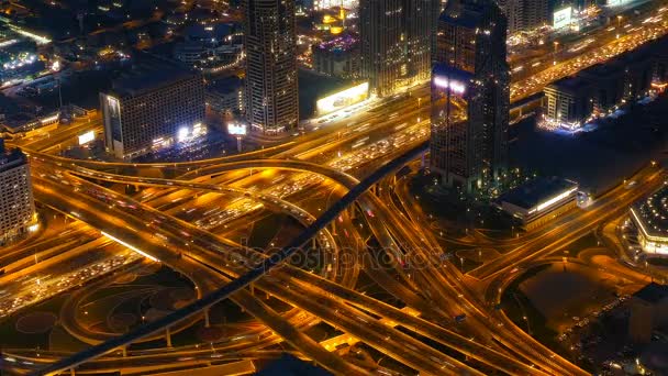 Livlig trafik scen i rusningstid på Sheikh Zayed Road, Dubais huvudvägen artär, natt tid förfaller — Stockvideo