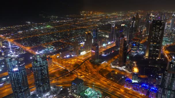 Cena de trânsito movimentada na hora de ponta na Sheikh Zayed Road, principal artéria rodoviária de Dubai, lapso de tempo noturno, 4k — Vídeo de Stock