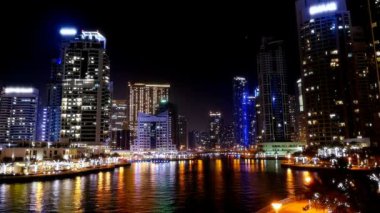 Gece zaman atlamalı tekneler ve insanlarla Dubai Marina