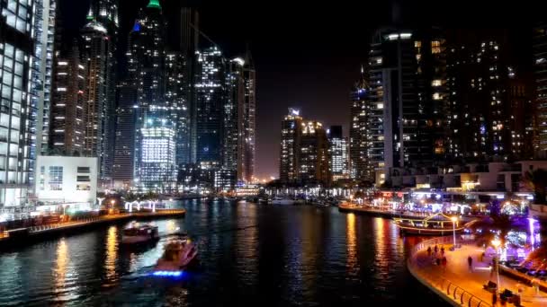 Night time lapse with boats and people in Dubai Marina — Stock Video