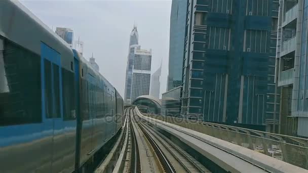 Metro v Dubaji mrakodrapů města poblíž Sheikh Zayed road. Cestování cestovního ruchu ve Spojených arabských emirátech — Stock video