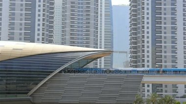 Sheikh Zayed road yakınındaki şehir merkezine metro Dubai gökdelenler içinde. Seyahat turizm işletme Birleşik Arap Emirlikleri