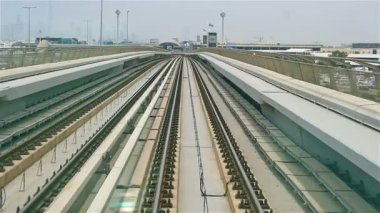 Sheikh Zayed road yakınındaki şehir merkezine metro Dubai gökdelenler içinde. Seyahat turizm işletme Birleşik Arap Emirlikleri