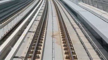 Sheikh Zayed road yakınındaki şehir merkezine metro Dubai gökdelenler içinde. Seyahat turizm işletme Birleşik Arap Emirlikleri