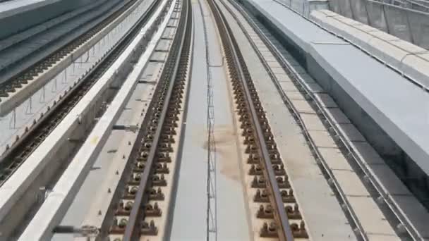 รถไฟใต้ดินในดูไบตึกระฟ้าในตัวเมืองใกล้กับถนน Sheikh Zayed ธุรกิจการท่องเที่ยวในสหรัฐอาหรับเอมิเรตส์ — วีดีโอสต็อก