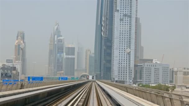 Στο μετρό Ντουμπάι ουρανοξύστες στο κέντρο της πόλης κοντά στην οδό Sheikh Zayed. Ταξιδιωτικές τουριστικές επιχειρήσεις σε Ηνωμένα Αραβικά Εμιράτα — Αρχείο Βίντεο
