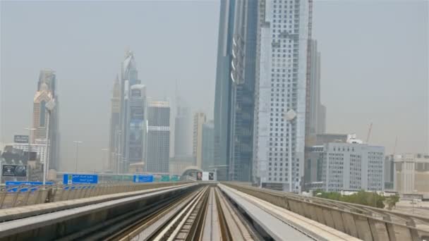 Sheikh Zayed road yakınındaki şehir merkezine metro Dubai gökdelenler içinde. Seyahat turizm işletme Birleşik Arap Emirlikleri — Stok video