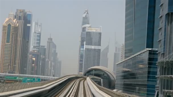 Metro em Dubai Arranha-céus no centro da cidade perto da estrada Sheikh Zayed. Negócios de turismo de viagens em Emirados Árabes Unidos — Vídeo de Stock