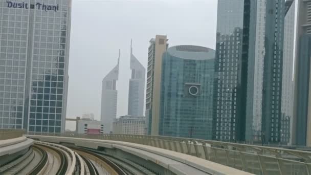Στο μετρό Ντουμπάι ουρανοξύστες στο κέντρο της πόλης κοντά στην οδό Sheikh Zayed. Ταξιδιωτικές τουριστικές επιχειρήσεις σε Ηνωμένα Αραβικά Εμιράτα — Αρχείο Βίντεο