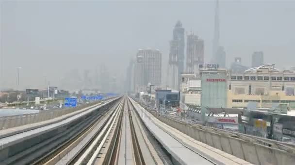 Metro in Dubai wolkenkrabbers centrum in de buurt van Sheikh Zayed road. Reizen toerisme business in de Verenigde Arabische Emiraten — Stockvideo