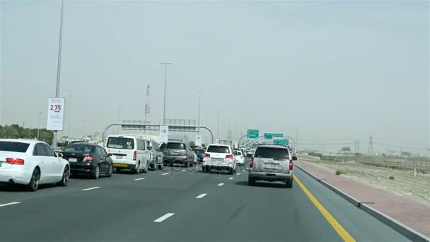 DUBAI, EMIRATOS ÁRABES UNIDOS - 2 de mayo de 2017: Dubai Traffic, Car Traffic, Metro Station — Vídeos de Stock