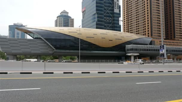 Dubai, Birleşik Arap Emirlikleri - 2 Mayıs 2017: Dubai trafik, araba trafik, Metro İstasyonu — Stok video