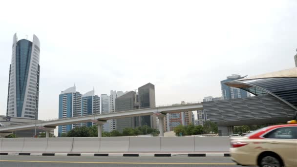 DUBAI, EMIRATOS ÁRABES UNIDOS - 2 de mayo de 2017: Dubai Traffic, Car Traffic, Metro Station — Vídeo de stock