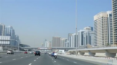 Dubai, Birleşik Arap Emirlikleri - 2 Mayıs 2017: Dubai trafik, araba trafik, Metro İstasyonu 