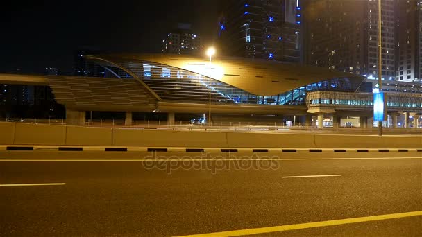 Nacht shot, time-lapse van Dubai straat auto verkeer en metro station — Stockvideo
