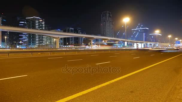Foto nocturna, lapso de tiempo del tráfico de coches de Dubai Street y la estación de metro — Vídeos de Stock