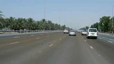 Dubai, Birleşik Arap Emirlikleri - 2 Mayıs 2017: Dubai trafik, araba trafik, Metro İstasyonu Dubai gökdelen şehir merkezinde bulunan Şeyh Zayed Yolu üzerinde. Seyahat turizm işletme Birleşik Arap Emirlikleri