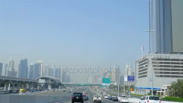 Dubai, Förenade Arabemiraten - 2 maj 2017: Dubai trafik, biltrafik, tunnelbanestationen på Sheikh Zayed road i Dubais skyskrapor downtown. Resa turism företag i Förenade Arabemiraten — Stockvideo