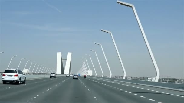 DUBAI, EMIRADOS ARAB UNIDOS - 2 de maio de 2017: Dubai Traffic, Car Traffic, Metro Station on Sheikh Zayed road in Dubai Skyscrapers downtown. Negócios de turismo de viagens em Emirados Árabes Unidos — Vídeo de Stock