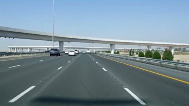 Dubai, Birleşik Arap Emirlikleri - 2 Mayıs 2017: Dubai trafik, araba trafik, Metro İstasyonu Dubai gökdelen şehir merkezinde bulunan Şeyh Zayed Yolu üzerinde. Seyahat turizm işletme Birleşik Arap Emirlikleri