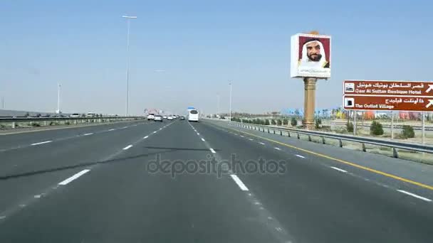 Dubai, Förenade Arabemiraten - 2 maj 2017: Dubai trafik, biltrafik, tunnelbanestationen på Sheikh Zayed road i Dubais skyskrapor downtown. Resa turism företag i Förenade Arabemiraten — Stockvideo