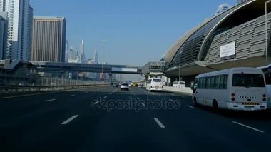 Dubai, Birleşik Arap Emirlikleri - 2 Mayıs 2017: Dubai trafik, araba trafik, Metro İstasyonu Dubai gökdelen şehir merkezinde bulunan Şeyh Zayed Yolu üzerinde. Seyahat turizm işletme Birleşik Arap Emirlikleri
