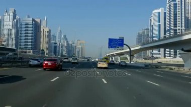 Dubai, Birleşik Arap Emirlikleri - 2 Mayıs 2017: Dubai trafik, araba trafik, Metro İstasyonu Dubai gökdelen şehir merkezinde bulunan Şeyh Zayed Yolu üzerinde. Seyahat turizm işletme Birleşik Arap Emirlikleri