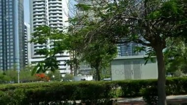 Abu Dabi, Birleşik Arap Emirlikleri - 3 Mayıs 2017: Abu Dabi trafik, araba trafik. Seyahat turizm işletme Birleşik Arap Emirlikleri