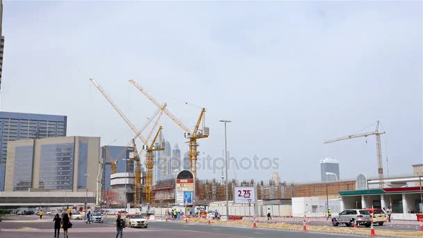 Dubai, vereinigte arabische Emirate - 1. Mai 2017: Betrieb von Baumaschinen während des Aufbaus in dubai, Auto- und U-Bahn-Verkehr, Zeitraffer — Stockvideo