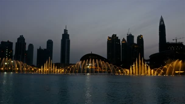 Hermosa fuente de Dubai por la noche — Vídeo de stock