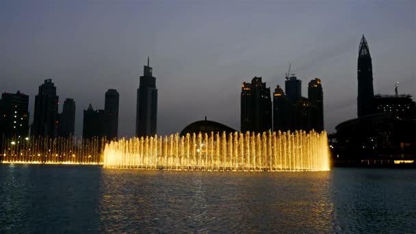 Hermosa fuente de Dubai por la noche — Vídeos de Stock