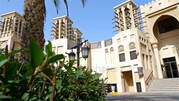 Buitenaanzicht van de Souk Madinat Dubai, Verenigde Arabische Emiraten — Stockvideo