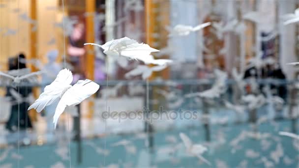 Compradores gente en Dubai Mall, el centro comercial más grande del mundo, gran instalación de arte mariposa en frente, 4k — Vídeo de stock