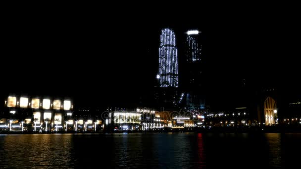 Dubai lake rit met traditionele boot geeft beste uitzicht tot dansen fontein voor Burj Khalifa en Dubai mall — Stockvideo