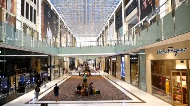 Dubai, Birleşik Arap Emirlikleri - 4 Mayıs 2017: iç görünüm, Souk Madinat Dubai, Birleşik Arap Emirlikleri. İnsanlar turistik alışveriş.