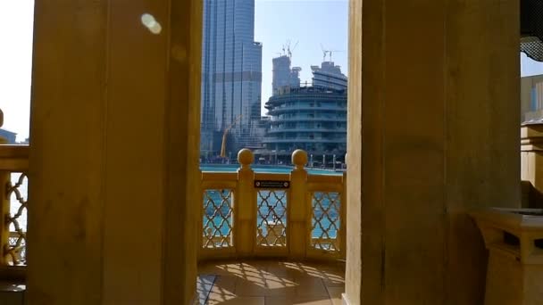 DUBAI, UNITED ARAB EMIRATES - May 4, 2017: View to Burj Khalifa in Dubai, UAE, the tallest building in the world from Souk Al Bahar Bridge — Stock Video